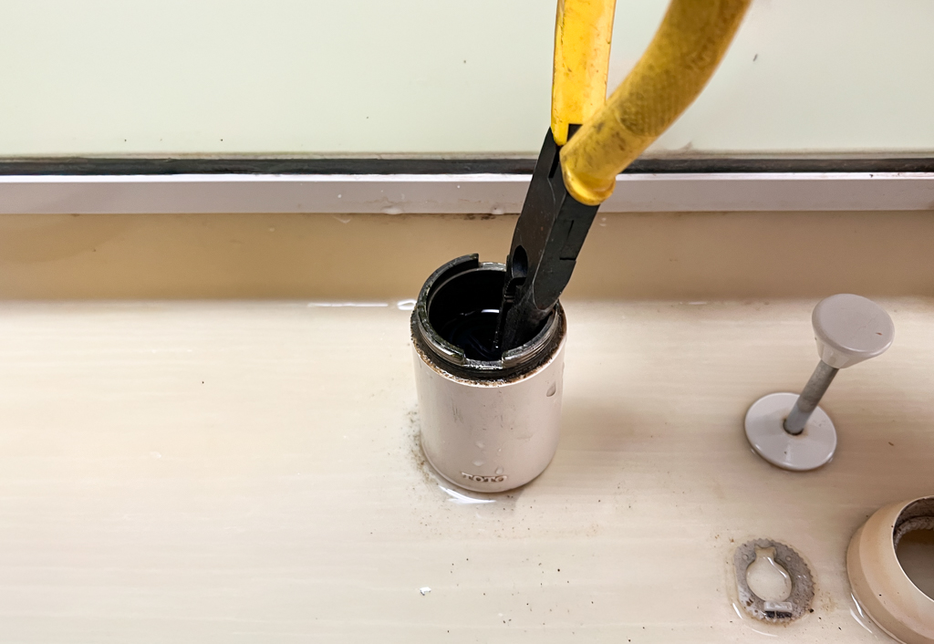 TOTO洗面台水漏れ修理尾